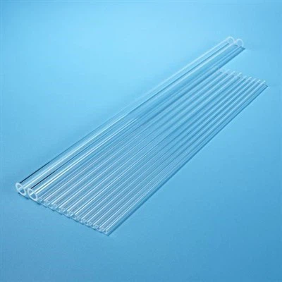 Quais são as funções dos tubos de quartzo na implantação iônica?